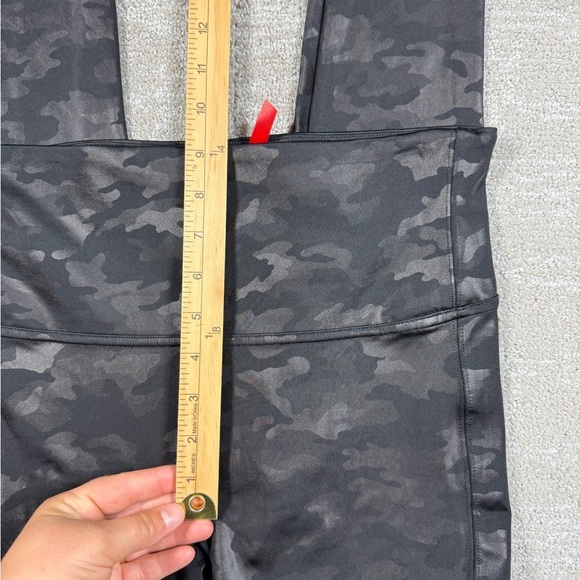 Spanx Black Camo Pull on Shiny Ankle Length Womens Legging Size Lg - Picture 3 of 7